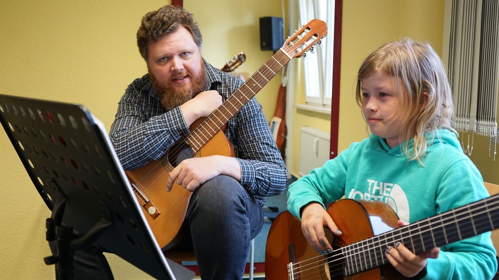 Yevgen Shtepa ist der neue Gitarrenlehrer in der Musikschule und übt mit Johanna.