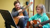 Yevgen Shtepa ist der neue Gitarrenlehrer in der Musikschule und übt mit Johanna.