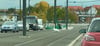 Ein Schwan watschelt über die Kaiser-Otto-Brücke. Autofahrer nehmen Rücksicht. 