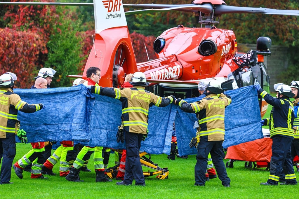 Mit einem Rettungshubschrauber wird die schwer verletzte Iris Stalzer ins Krankenhaus geflogen.