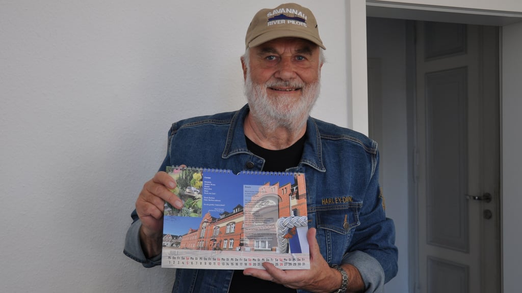 Bodo Lilienthal mit dem Kalender für 2026.