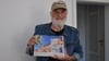 Bodo Lilienthal mit dem Kalender für 2026.