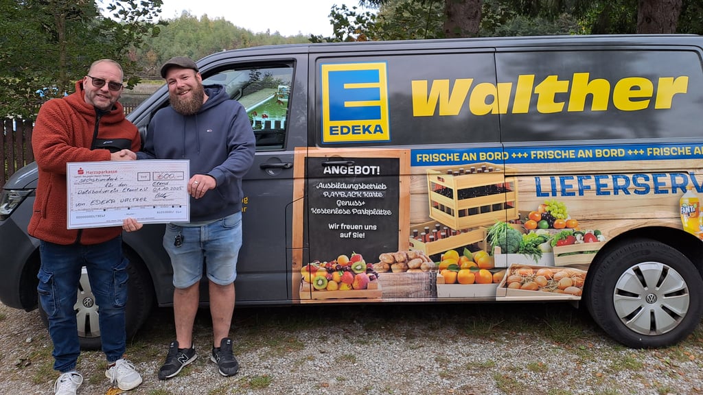 Oliver Walther (rechts) überreicht Stefan Kopka den Spendenscheck in Höhe von 600 Euro.
