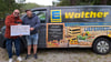 Oliver Walther (rechts) überreicht Stefan Kopka den Spendenscheck in Höhe von 600 Euro.