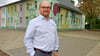 Dirk Ermisch   vor dem Haus der Jugend in Hettstedt. Ein Gebäude, mit dem der parteilose Bürgermeisterkandidat selbst viele positive Jugenderinnerungen verbindet. In Hettstedt sei aber noch viel mehr positiv, sagt er.