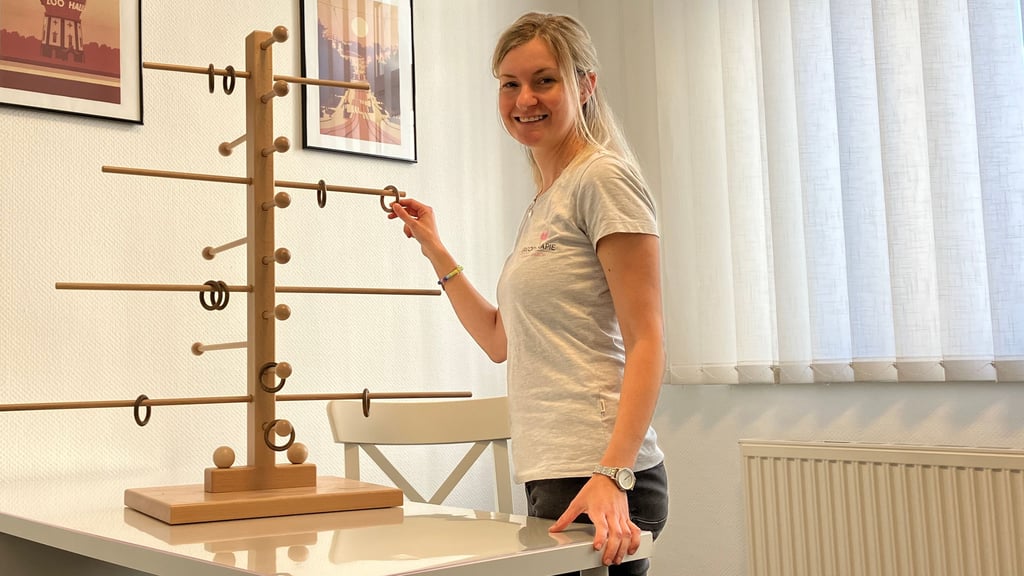 Claudia Janusch leidet unter starker Schwerhörigkeit. Durch Implantate kann sie nun wieder nahezu normal am Alltag teilnehmen und hat sich sogar als Ergotherapeutin selbstständig gemacht.