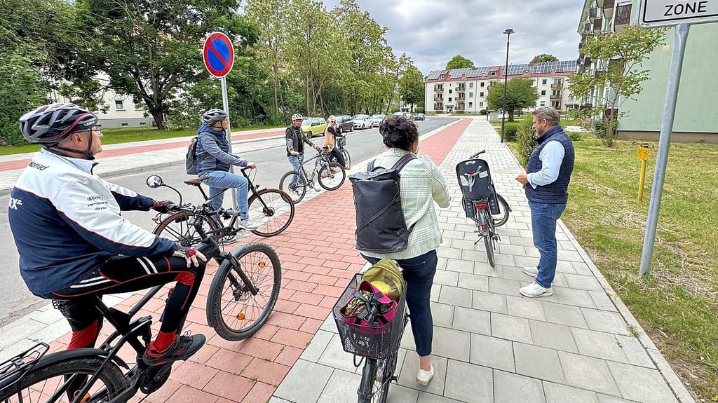 Radfahrer in der Neuen Wohnstadt auf dem neuen Radweg.