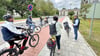 Radfahrer in der Neuen Wohnstadt auf dem neuen Radweg. 