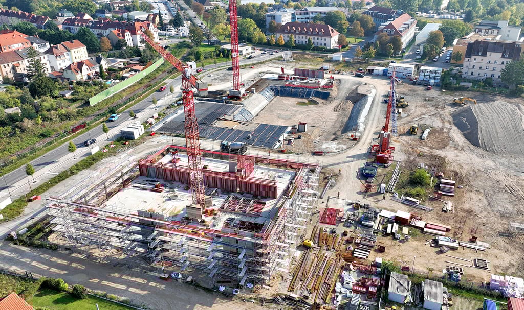 Erste Konturen des Bildungscampus Naumburg, im Vordergrund die Einrüstung für die Turnhalle, dahinter wird der Schulgebäudekomplex entstehen.