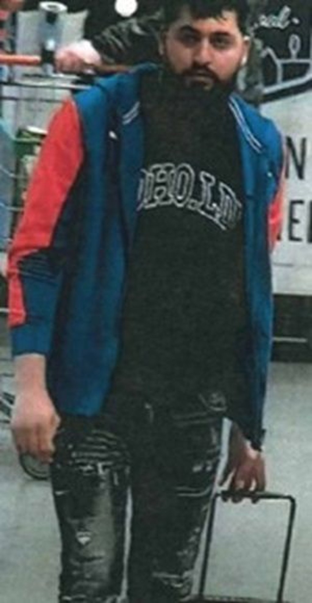 Auch diesen Mann verdächtigt die Polizei, in dem Markt an der Dieselstraße gestohlen zu haben.