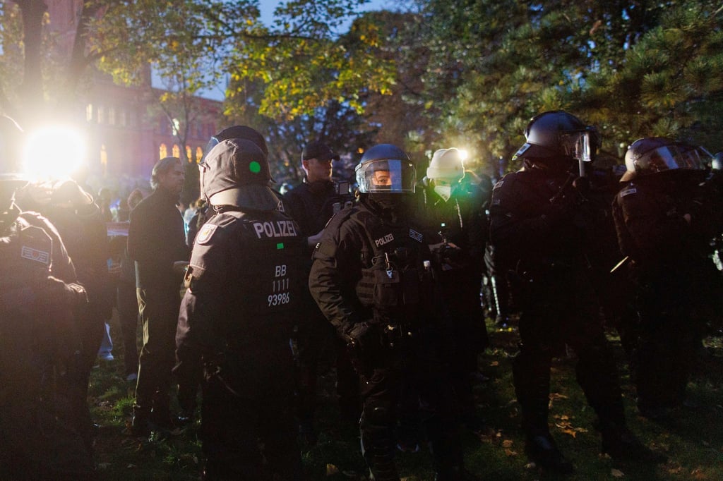 Polizisten stehen bei einer Kundgebung gegen Israel in Berlin-Mitte.