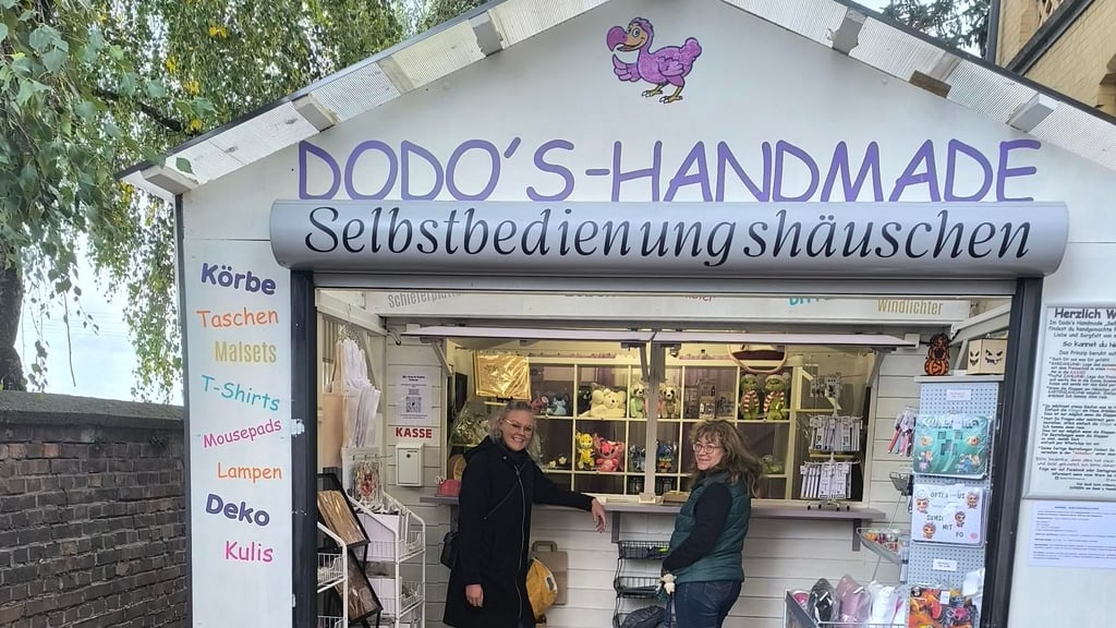 Auch Salzfee Julia Schellack (links) und Beate Hess warfen zur Eröffnung in Neustaßfurt einen Blick in "Dodo's Selbtbedienungshäuschen".