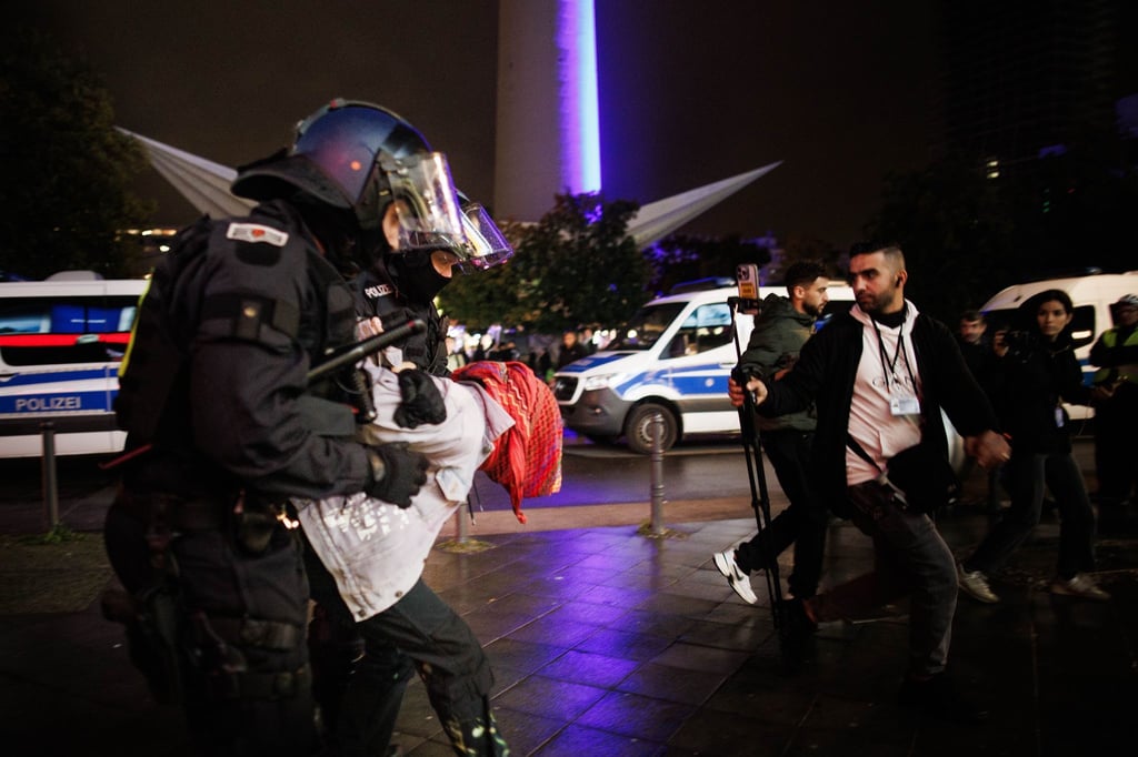 Die Beamten nehmen die Personalien zahlreicher Demonstrantinnen und Demonstranten auf.