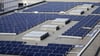 Berlins größte Photovoltaik-Anlage wurde auf den Dächern der Messe errichtet. In den kommenden Jahren will Wirtschaftssenatorin Franziska Giffey verstärkt auf solche Großprojekte setzen. (Archivbild)