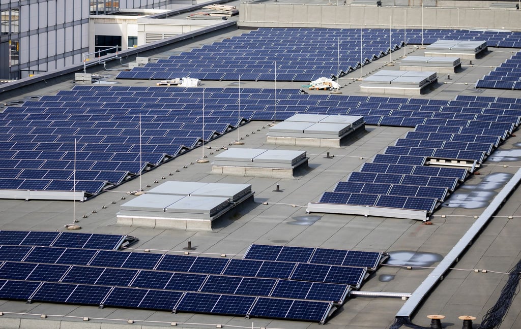 Berlins größte Photovoltaik-Anlage wurde auf den Dächern der Messe errichtet. In den kommenden Jahren will Wirtschaftssenatorin Franziska Giffey verstärkt auf solche Großprojekte setzen. (Archivbild)