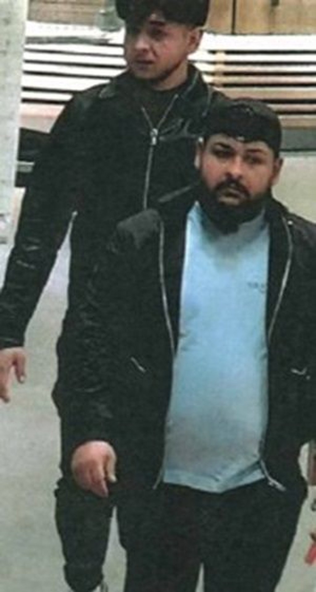 Diese beiden Männer werden wegen des Diebstahls gesucht.