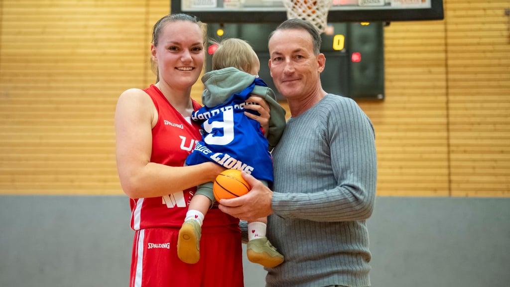 Basketballerin Inken Henningsen feiert nach fünf Jahren Pause in Halle ihr Comeback – unterstützt von Familie.