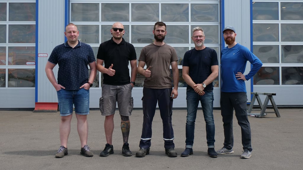 Dreharbeiten mit Patrice Eich, dem Metallbauer aus Kroppenstedt, während der Produktion von „Macherland“ im Juni 2025.