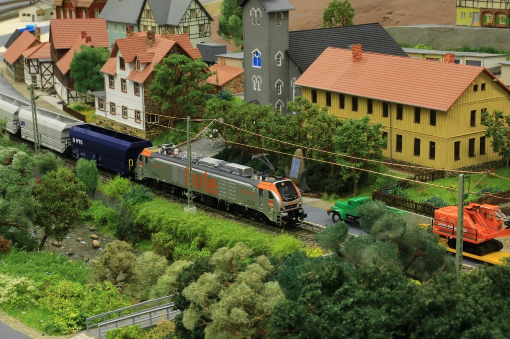 Fast wie im Original: Blick auf die detailverliebte Anlage der Rübelandbahn des Blankenburger Modellbahnclubs. Der MBC lädt am 11. und 12. Oktober 2025 zu seiner Modellbahnausstellung ins Blankenburger Sportforum ein.