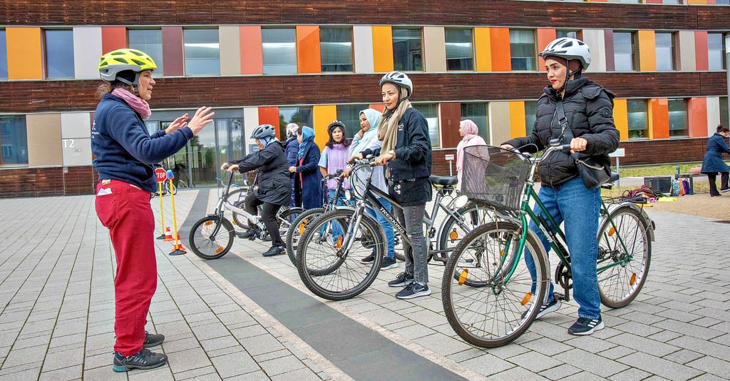 Regina Kohlmeyer bringt Frauen mit Migrationshintergrund das Fahrradfahren bei.
