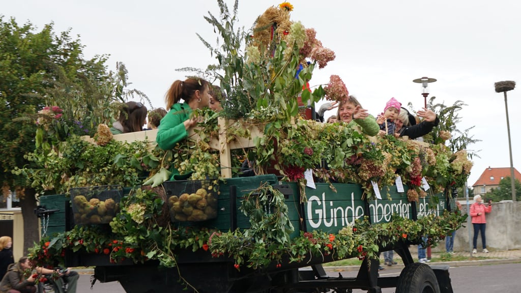 Der Verein „Glindenberger Leben“ tritt zunehmend in die Öffentlichkeit, war beim Erntedankfest mit eigenen Wagen dabei.