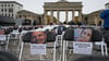 Mit den Stühlen soll an die Opfer erinnert werden.