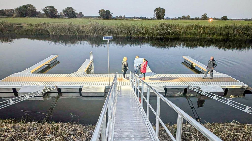 Der neue Sportbootanleger am Buhnenhaken Werben (Elbe) wurde auf dem Fundament des früheren Fahrgastanlegers montiert.