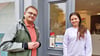 Bürgermeister Olaf Meining brachte gemeinsam mit Ladeninhaberin Brigita Enns am Eingang der Salzgrotte den roten  Aufkleber „Nette Toilette" an. 