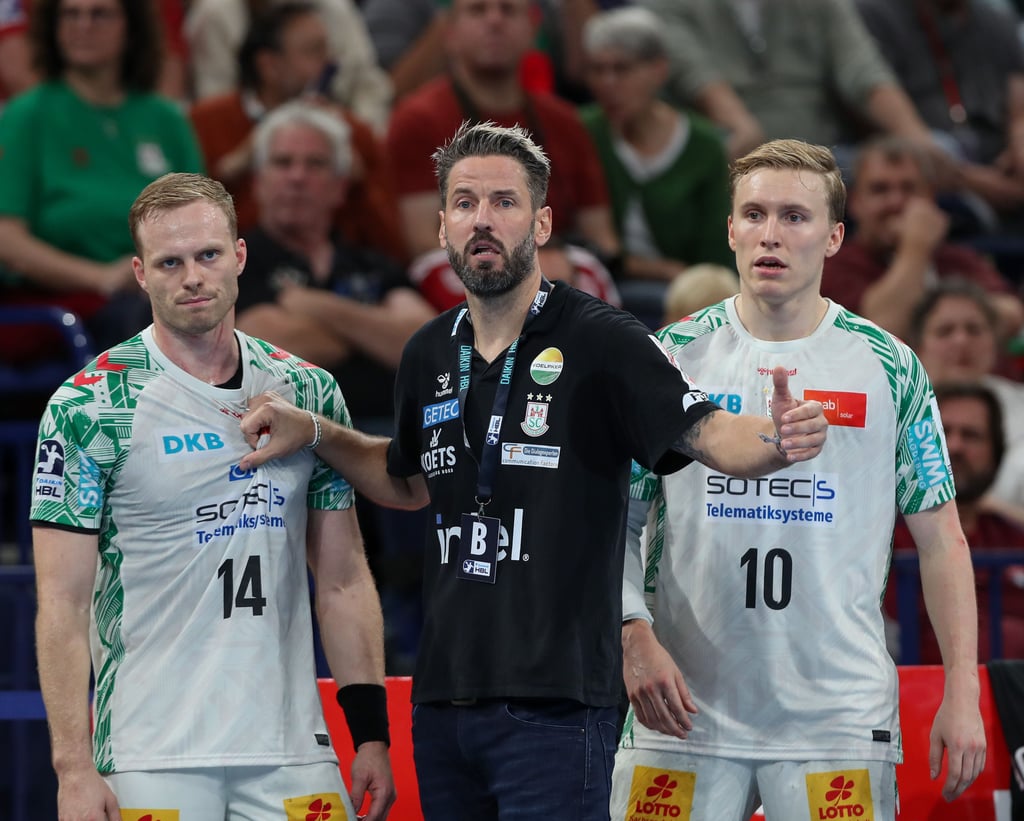 SCM-Trainer Bennet Wiegert ist mit seiner Mannschaft, hier Omar Ingi Magnusson (14) und Gisli Kristjansson (10), ordentlich im Spiele-Stress.