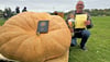 Bei der 5. Landesmeisterschaft GPC Kürbiswiegen in Möckern der Sieger:ein 343-Kilo-Kurbis und sein Besitzer.