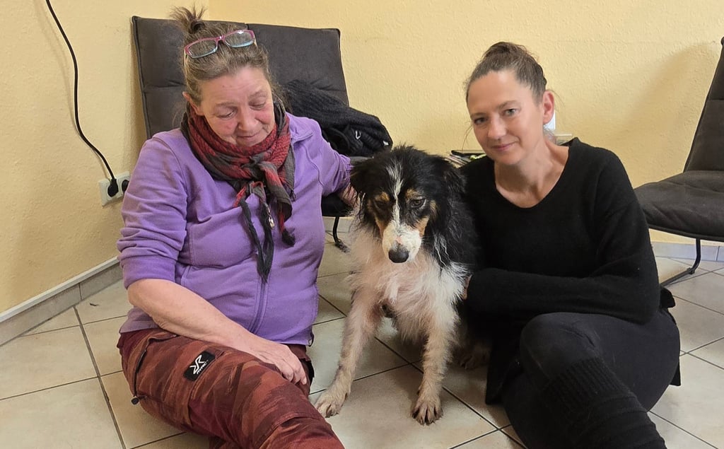 Karoline Ostermann (links) und Nicole Meinhold sind froh, dass Hündin Thing nach Monaten endlich gesichert werden konnte.