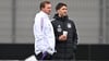 Bundestrainer Nagelsmann (l.) beobachtet das Training der Nationalmannschaft.