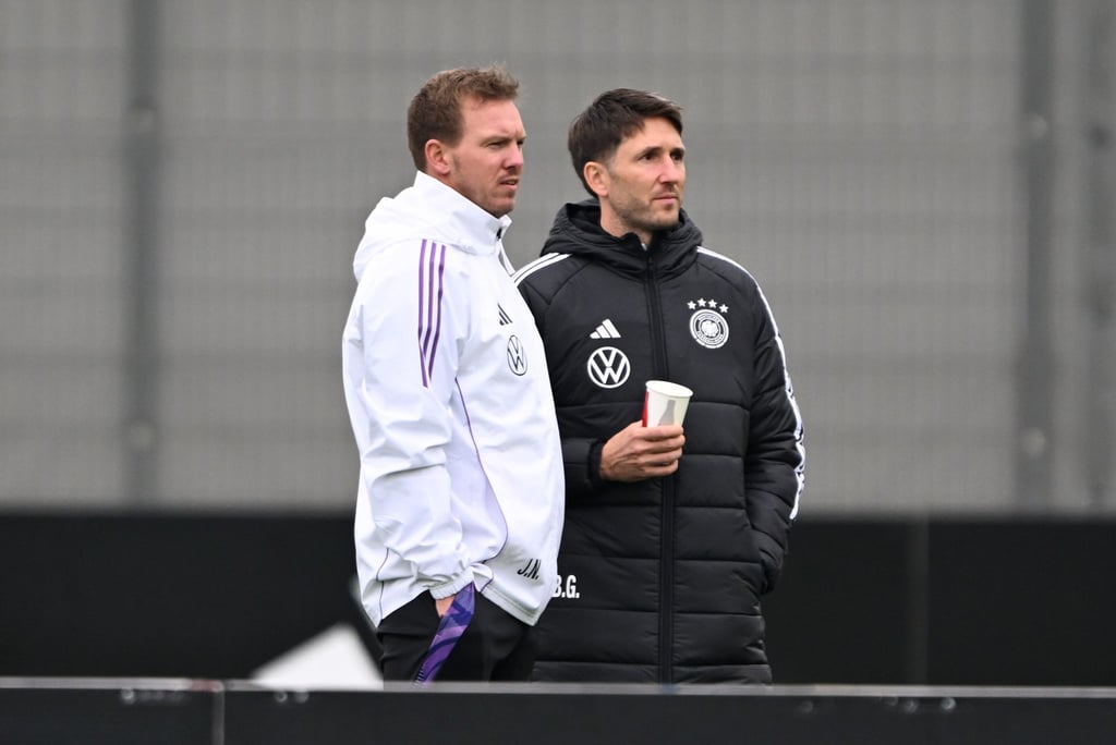 Bundestrainer Nagelsmann (l.) beobachtet das Training der Nationalmannschaft.