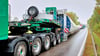 Zwangspause: Drei Schwerlasttransporter mit Rotorblättern  für den Windpark Langendorf warten auf die Weiterfahrt und blockieren die B 176 vor Groitzsch.