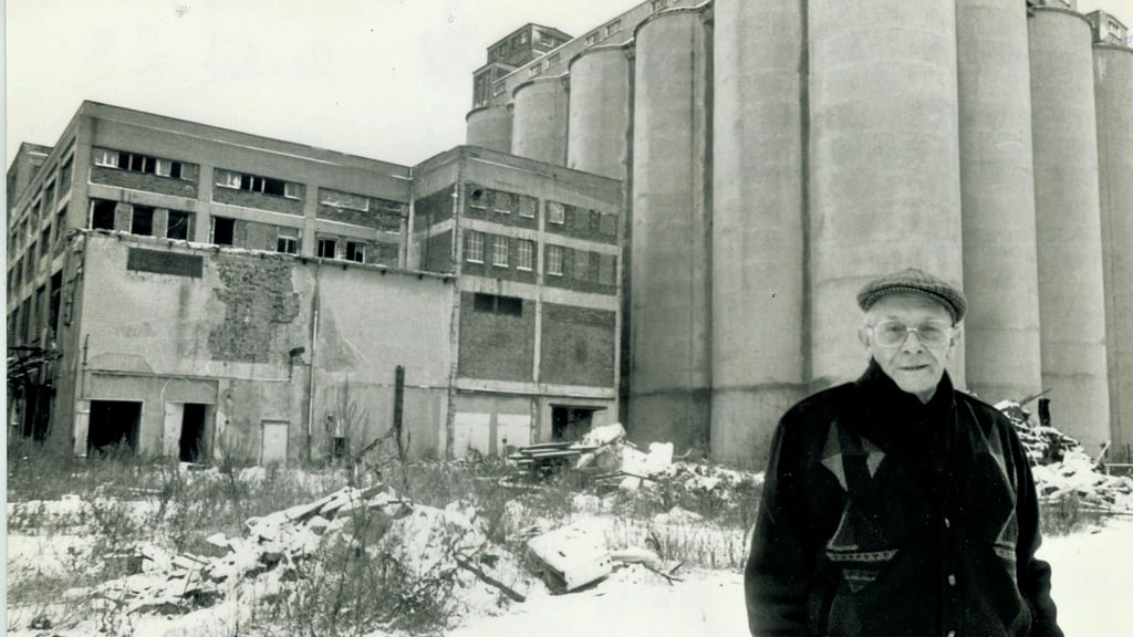 Hermann Fabian (†) suchte jene Stelle auf, wo er 1950 eine Kartusche mit subversiven Schriften einmauerte. Der gebürtige Barbyer und spätere Wahl-Krefelder hielt sich 1998 zur Anschlussheilbehandlung in der Barbyer Reha-Klinik auf. Die Messingkartusche liegt dort bis heute unter meterhohem Schutt.