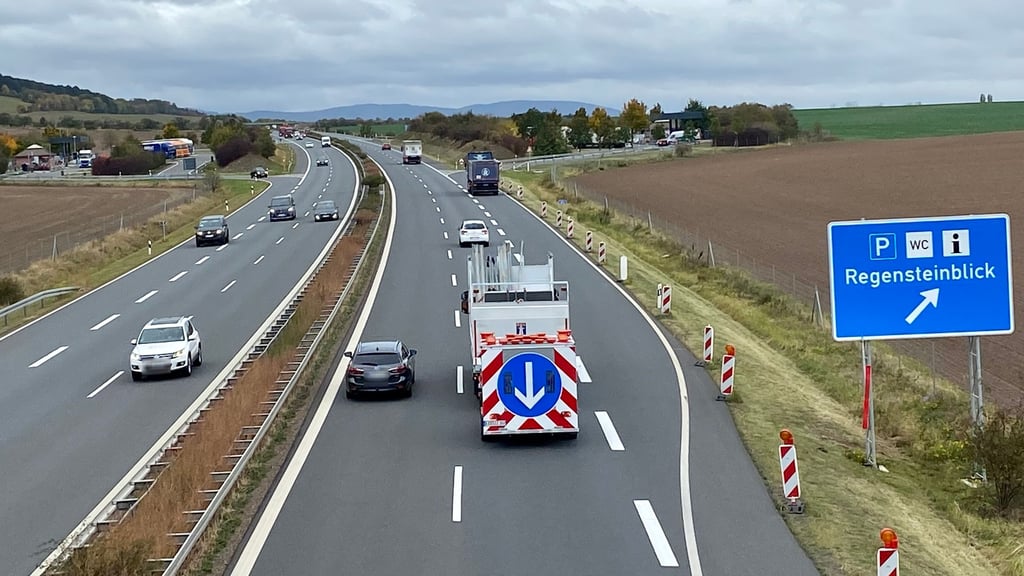 Am Rastplatz "Regensteinblick" nördlich und südlich der Autobahn 36 bei Wernigerode wird gebaut.