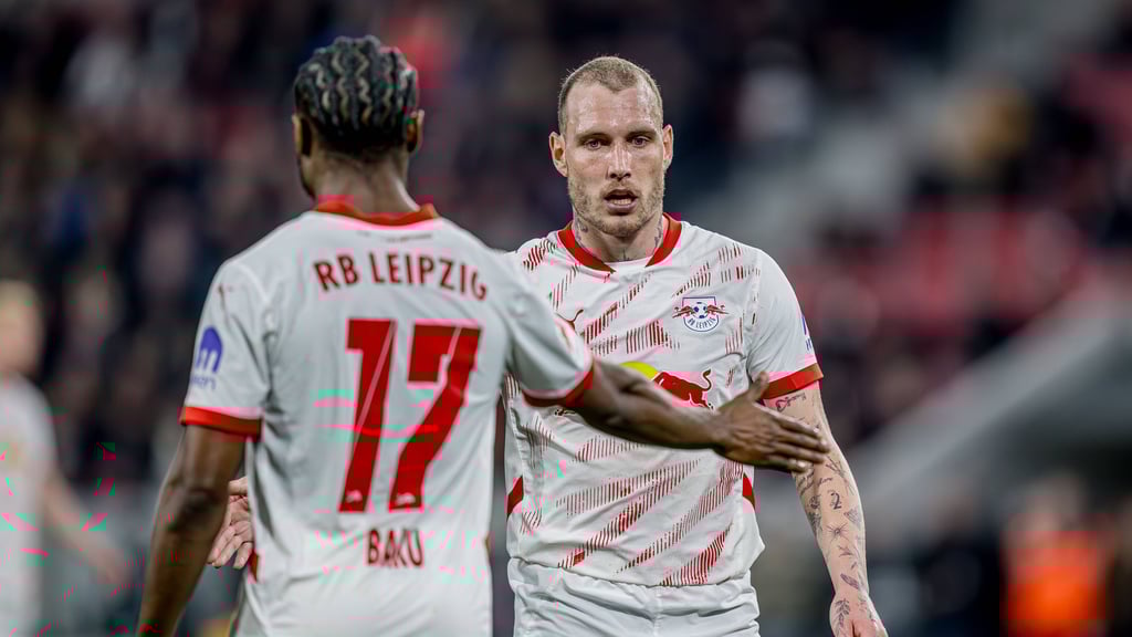 David Raum (r.) und Ridle Baku von RB Leipzig.