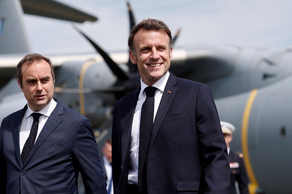 Lecornu (l.) soll nach dem Willen Macrons erst einmal weiter nach einer Lösung für die politische Krise suchen. (Archivbild)