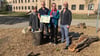 Kathleen Bergmann (l.), Mario Koch, Maria Malorni und Arnold Gerbothe stehen auf dem neuen Staudenbeet, welches extra für den Schutz der Fledermäuse angelegt wurde.