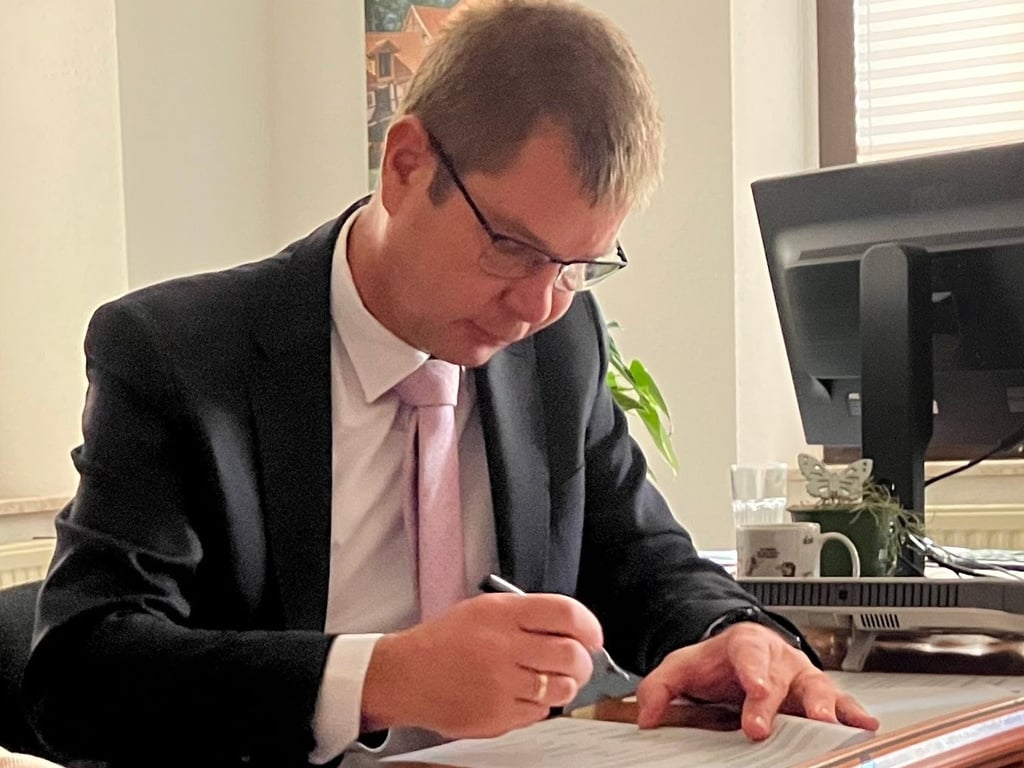 Bürgermeister Ulf Döring unterzeichnet ein Dokument. Bald könnte das bei einer Eheschließung der Fall sein.