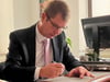 Bürgermeister Ulf Döring unterzeichnet ein Dokument. Bald könnte das bei einer Eheschließung der Fall sein.