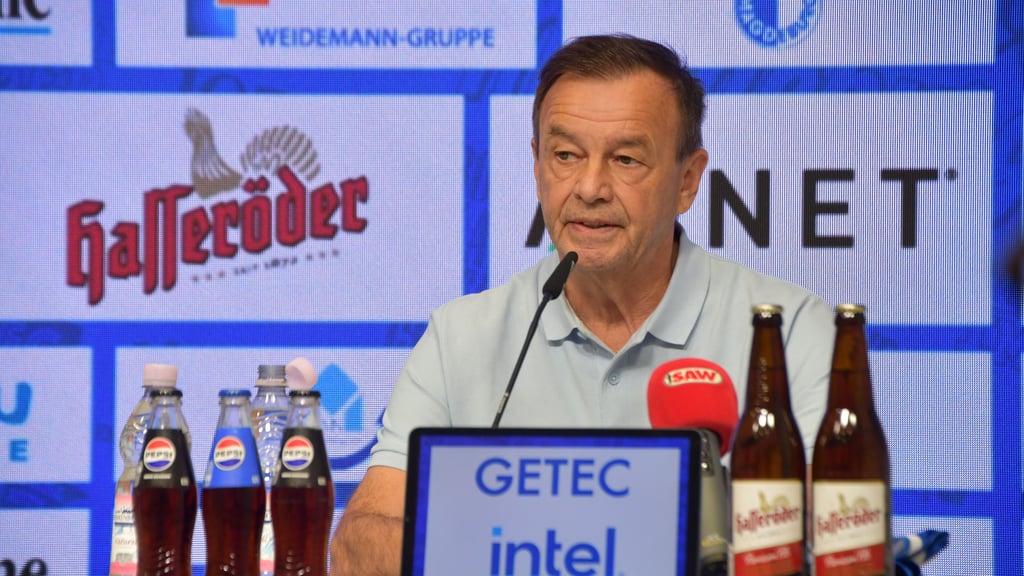 FCM-Sportchef Otmar Schork setzt weiterhin auf Trainer Markus Fiedler.