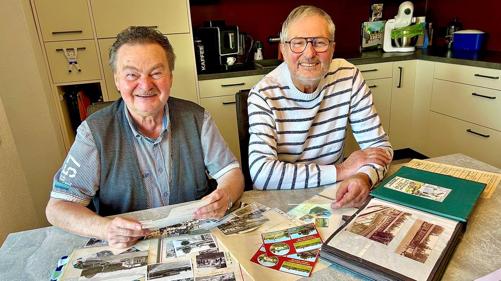 Axel Himmel (r.) arbeitete 15 Jahre im Ferienlager des VEB BKK Geiseltal „Peter Göring“ in Bad Klosterlausnitz. Holger Schmidt (l.) erstellte einen Film.