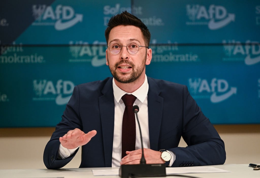Der Parlamentarische Geschäftsführer der AfD-Fraktion, Dennis Hohloch, kündigte an, dass die AfD über ein eigenes Meldeportal Gewaltvorfällen an Schulen nachgehen will.