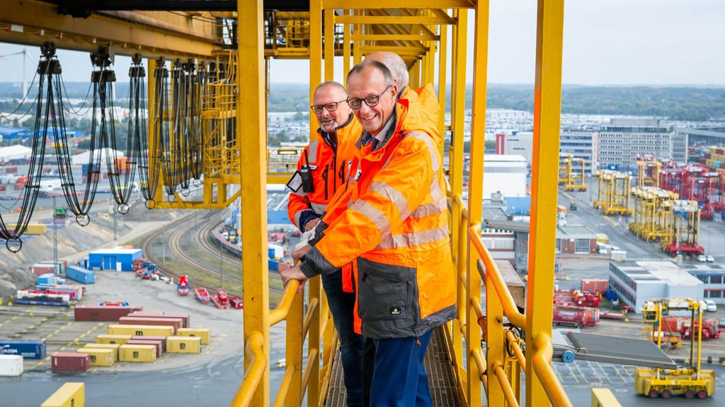 Bei seinem Antrittsbesuch bei der Bremer Landesregierung hat Bundeskanzler Friedrich Merz den Hafen in Bremerhaven besichtigt.