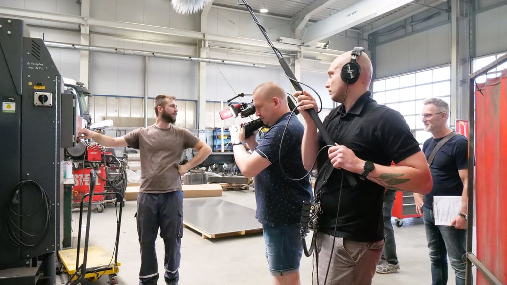 Dreharbeiten mit Patrice Eich, dem Metallbauer aus Kroppenstedt, während der Produktion von „Macherland“ im Juni 2025. . Das Team fängt die Leidenschaft und Präzision ein, mit der Patrice aus Altmetall beeindruckende Meisterwerke erschafft.