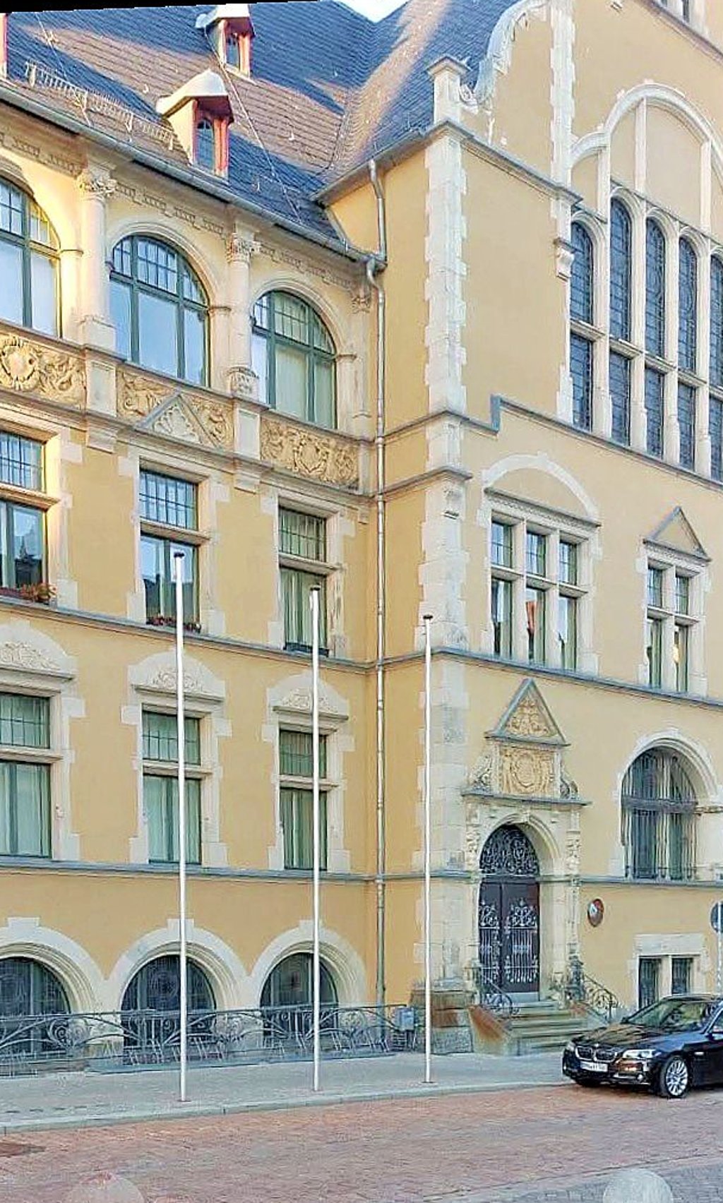 Masten ohne Flaggen am 3. Oktober vorm Rathaus in Köthen