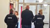 Der Angeklagte (M.) muss sich wegen verschiedenster Straftaten verantworten und ist bereits seit mehreren Monaten in Untersuchungshaft.