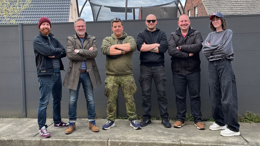 Das Bild zeigt das Produktionsteam von „Macherland“, das im April 2025 mit den Dreharbeiten begann. Die Teammitglieder sind: David Behrendt (Ton/Kamera, von links), Christian Kadlubietz (Autor/Schnitt), Tobias (Macher), Kevin Mieske (Ton/Kamera), Alexander Pförtsch (Kamera), Vanessa Busse (Foto)