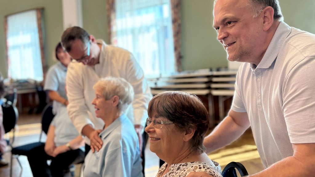 Zum Gesundheitstag in Benndorf haben im Oktober 2025 Teilnehmern der Selbsthilfegruppe Multiple Sklerose an einem Tai-Chi-Präventionskurs teilgenommen. Carola Ryll von der Selbsthilfegruppe Multiple Sklerose hat den Gesundheitstag in Benndorf organisiert.